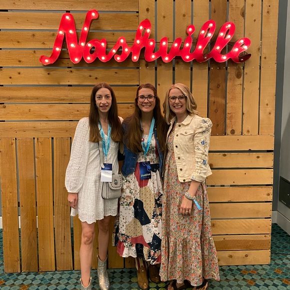 Welcome to my closet! My name is Chelsea 🌞 - Picture 2 of 15